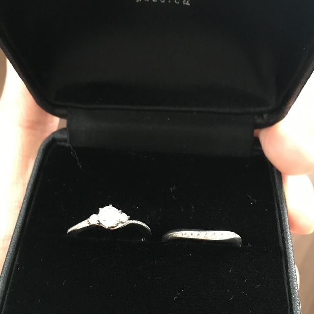 【エクセルコダイヤモンド(EXELCO DIAMOND)の口コミ】 一目惚れした婚約指輪。
ダイヤの周りにも細かいダイヤが付いてるデザイン…