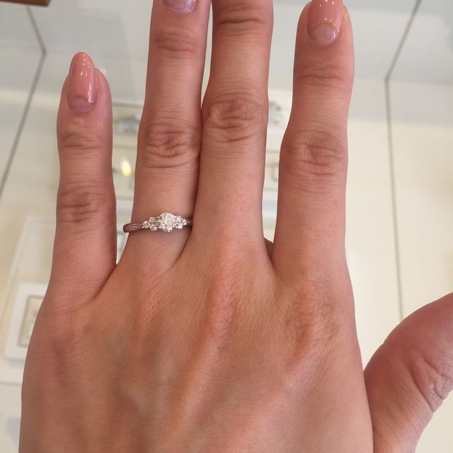 【銀座ダイヤモンドシライシの口コミ】 ６本爪で横がサイドに3石ありました。デザインが良かったです。商品ライン…