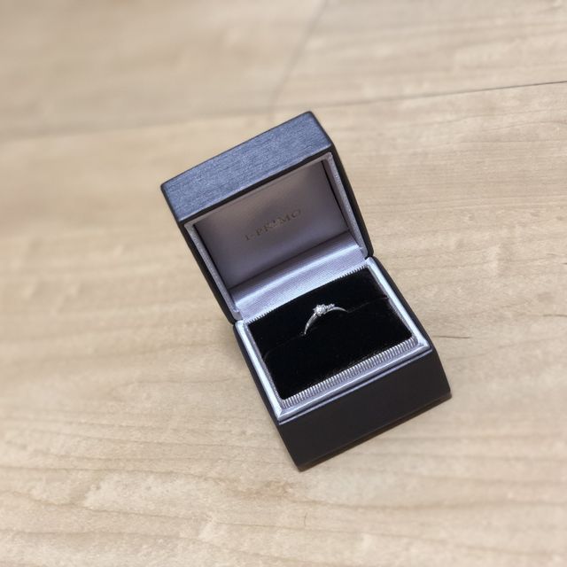 【アイプリモ(I-PRIMO)の口コミ】 両方が違うデザインにひとめぼれしました。真ん中のダイヤも大きすぎず、…