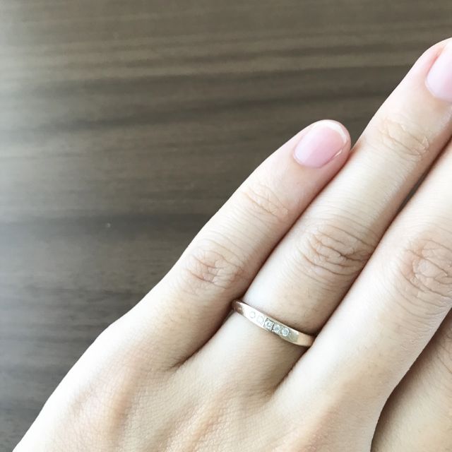 【agete(アガット)の口コミ】 シンプルですが、カーブがあるデザインです。色はイエローゴールドでそこ…