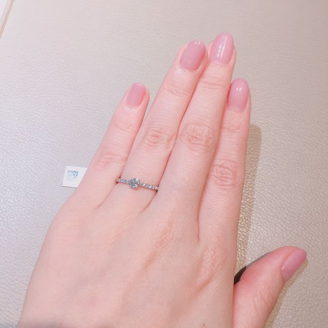 【カルティエ(Cartier)の口コミ】 シンプルな４つ爪の王道ソリテールリングです。特に横から見たときはとて…