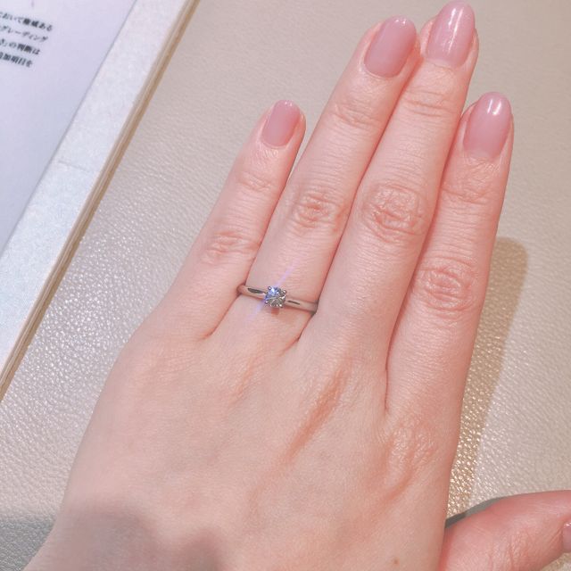 【カルティエ(Cartier)の口コミ】 シンプルな４つ爪の王道ソリテールリングです。特に横から見たときはとて…