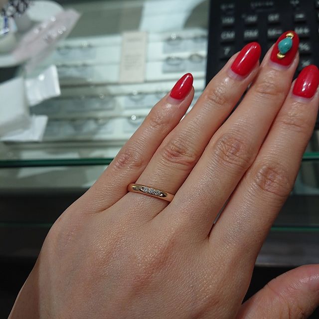 【4℃ BRIDAL(ヨンドシーブライダル)の口コミ】 シンプルなストレートラインですが、ダイヤモンドが3つ並んでいてシンプル…