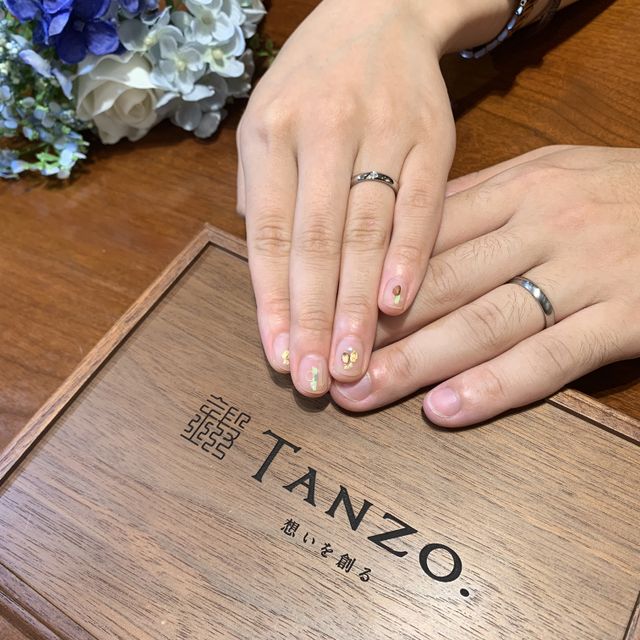 【TANZO.(鍛造指輪)の口コミ】 頑丈で綺麗な印象を受けかつ、丁寧な接客姿勢に心打たれたため。
指輪は鍛…
