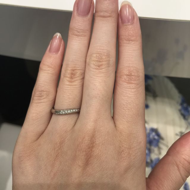 【4℃ BRIDAL(ヨンドシーブライダル)の口コミ】 ウェーブラインがとても綺麗です。ダイヤモンドの周りには細かいラインが…