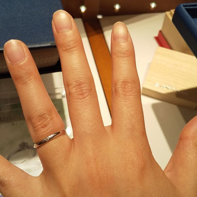 【銀座ダイヤモンドシライシの口コミ】 細みのリングが指を長く見せる効果があるとのことで、短い指もちょっぴり…