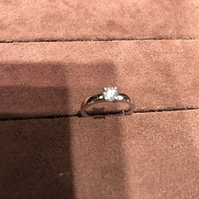 【TANZO.(鍛造指輪)の口コミ】 ゴールドのミルで華やかさを出し、男性は一石、女性は半周までダイヤモン…