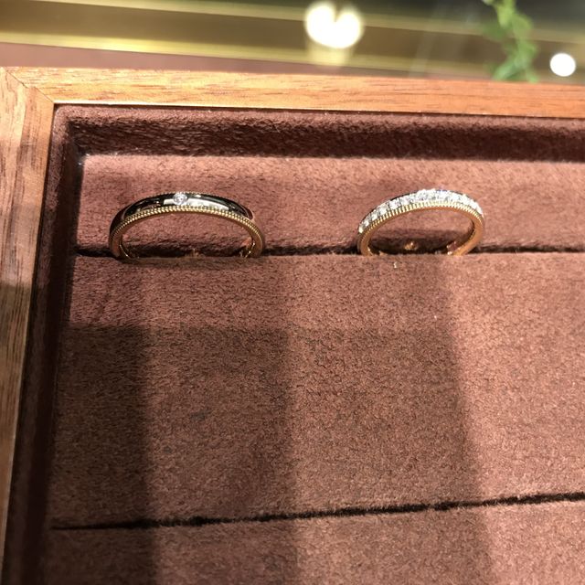 【TANZO.(鍛造指輪)の口コミ】 ゴールドのミルで華やかさを出し、男性は一石、女性は半周までダイヤモン…
