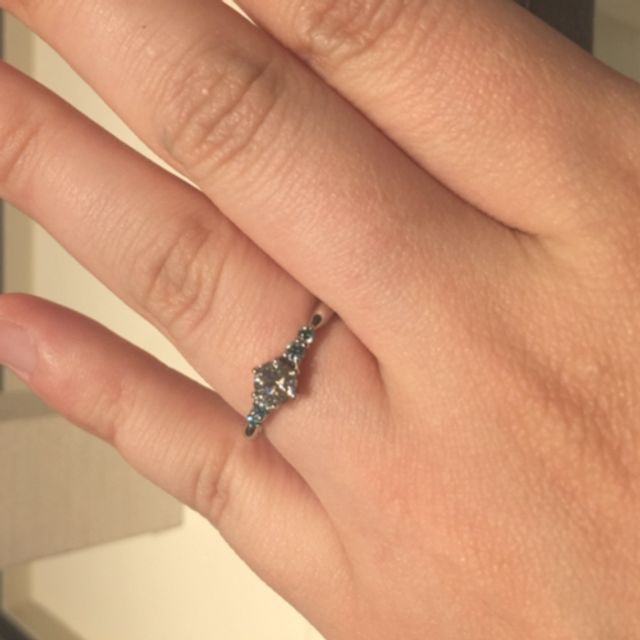 【CHARMY(チャーミー)の口コミ】 デザイン自体はシンプルで上品な印象の造りですが、メレダイヤがブルーダ…