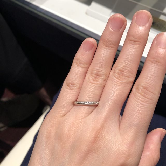 【銀座ダイヤモンドシライシの口コミ】 仕事中もずっと結婚指輪をつける予定なので、派手過ぎず、でもダイヤが綺…