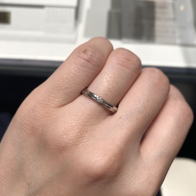 【銀座ダイヤモンドシライシの口コミ】 仕事中もずっと結婚指輪をつける予定なので、派手過ぎず、でもダイヤが綺…