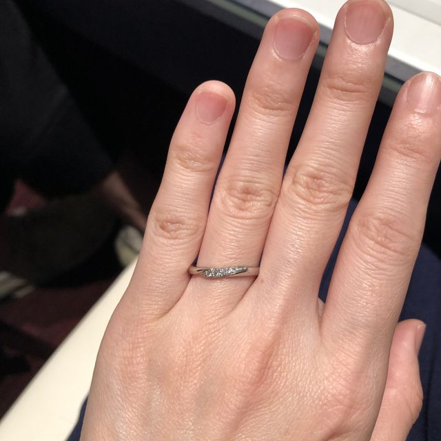 【銀座ダイヤモンドシライシの口コミ】 仕事中もずっと結婚指輪をつける予定なので、派手過ぎず、でもダイヤが綺…