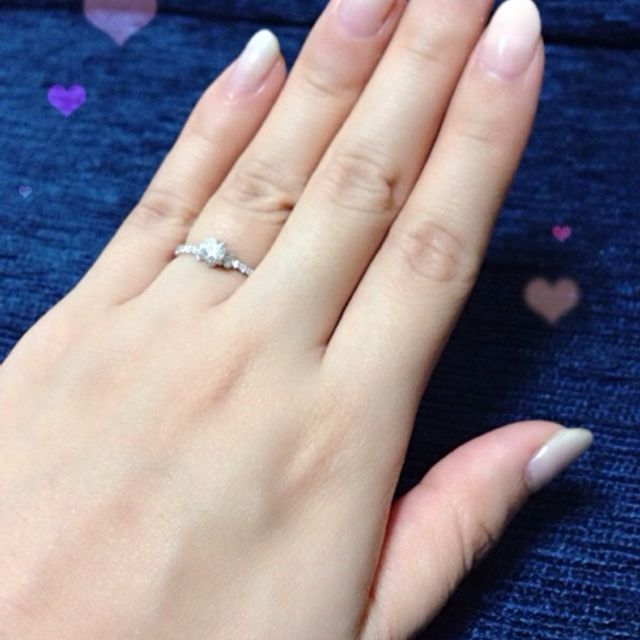【AHKAH(アーカー)の口コミ】 ずっとあこがれだった指輪です。ハーフエタニティの真ん中にお花の形の台…