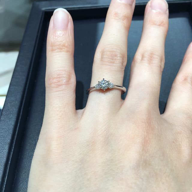 【ROYAL ASSCHER(ロイヤル・アッシャー)の口コミ】 中央にメインのダイヤが少し高くセッティングされていて、横に２つダイヤ…