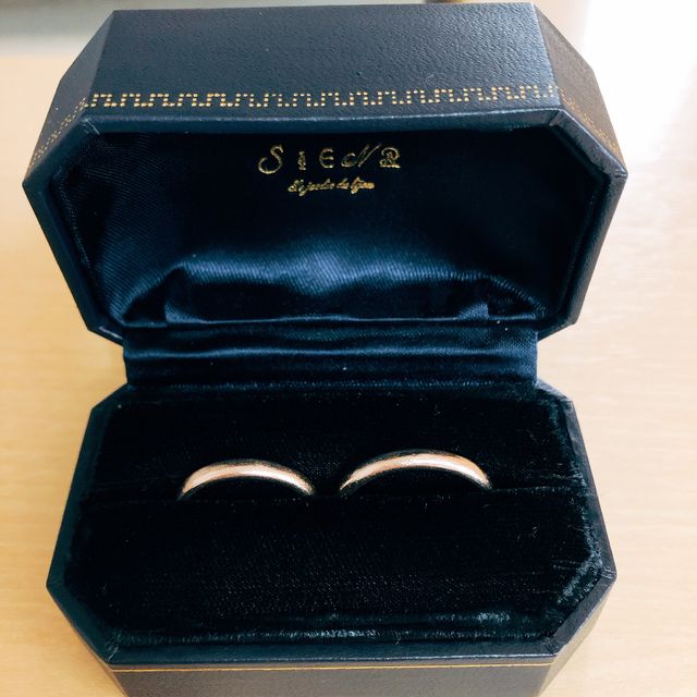 【SIENAROSE(シエナロゼ)の口コミ】 肌が黒いのでゴールド系で探していました。他の店で見たところホワイトゴ…