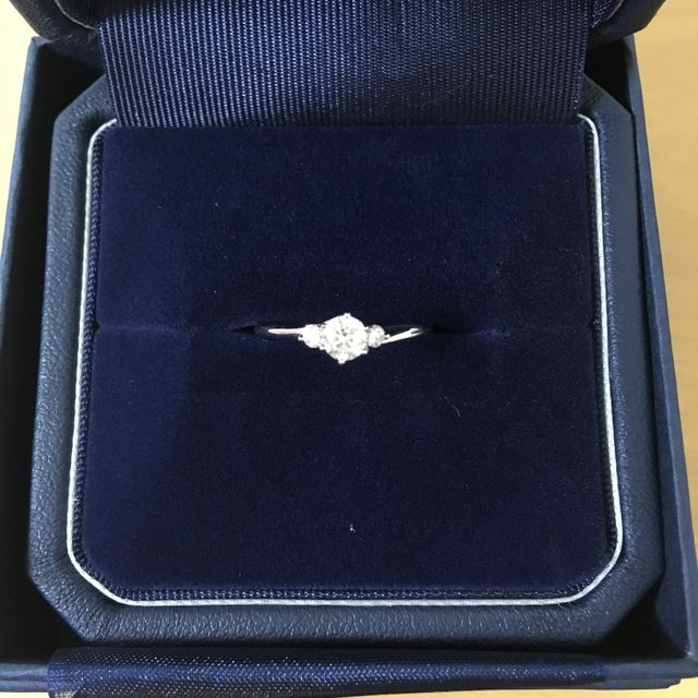 【銀座ダイヤモンドシライシの口コミ】 爪の部分がダイヤモンドを包み込むようになっているデザインが気に入りま…