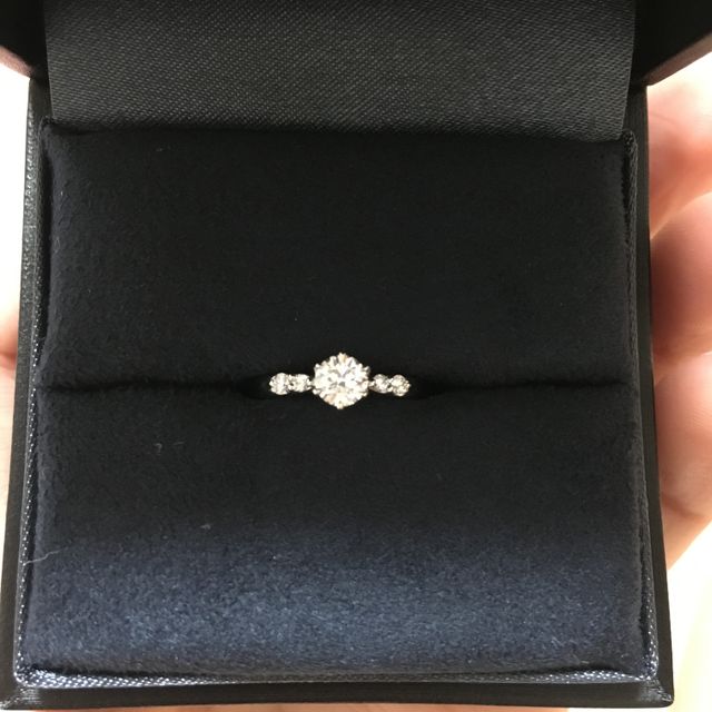 【ラザール ダイヤモンド(LAZARE DIAMOND)の口コミ】 ストレートで華奢なデザインが自分の指にしっくりきたので、その中から好…