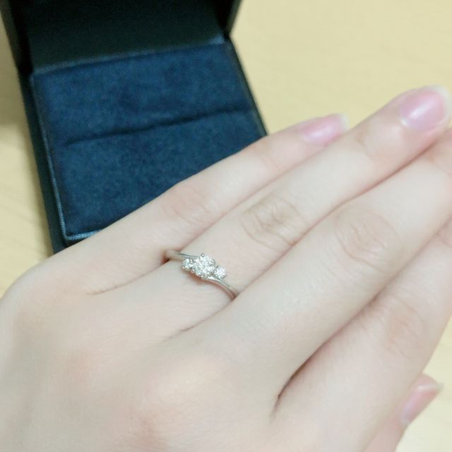 【ラザール ダイヤモンド(LAZARE DIAMOND)の口コミ】 ダイヤモンドの輝きに惹かれました。また、自分の指にはストレートよりも…