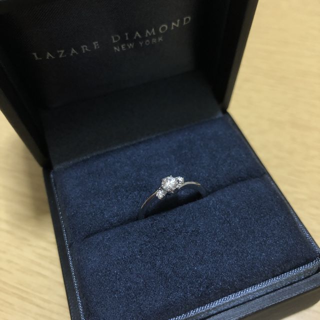 【ラザール ダイヤモンド(LAZARE DIAMOND)の口コミ】 ダイヤモンドの輝きに惹かれました。また、自分の指にはストレートよりも…