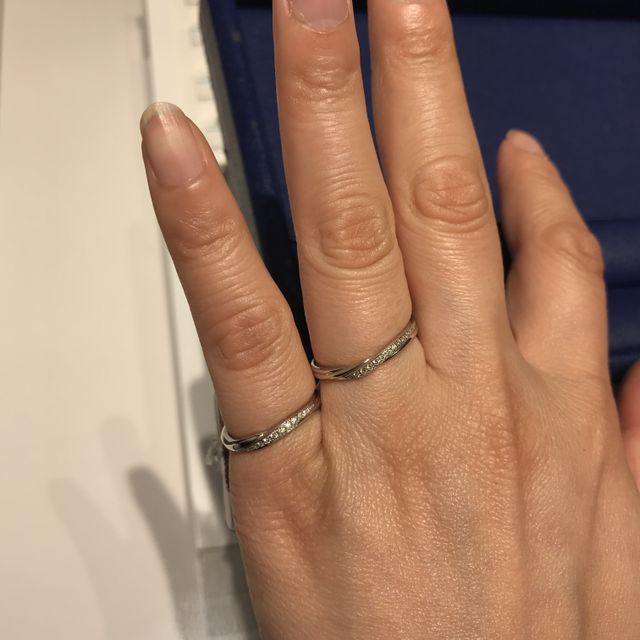 【銀座ダイヤモンドシライシの口コミ】 いまの流行りのウェーブ型は指の付け根にぴったりと沿うようにつけられる…