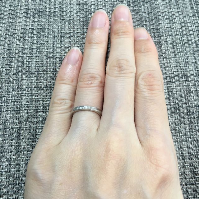 【銀座ダイヤモンドシライシの口コミ】 デザインがシンプルで長いこと着用しても飽きないことと、いくつか試着を…