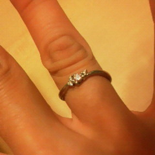 【サマンサティアラブライダル(Samantha Tiara Bridal)の口コミ】 真ん中のダイヤが小ぶりだけれど、ハート型に見えるところがとてもかわい…