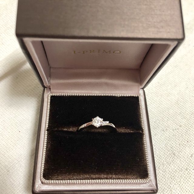 【アイプリモ(I-PRIMO)の口コミ】 いくつもの種類がある中で、彼が気に入ったデザインのリングをプレゼント…