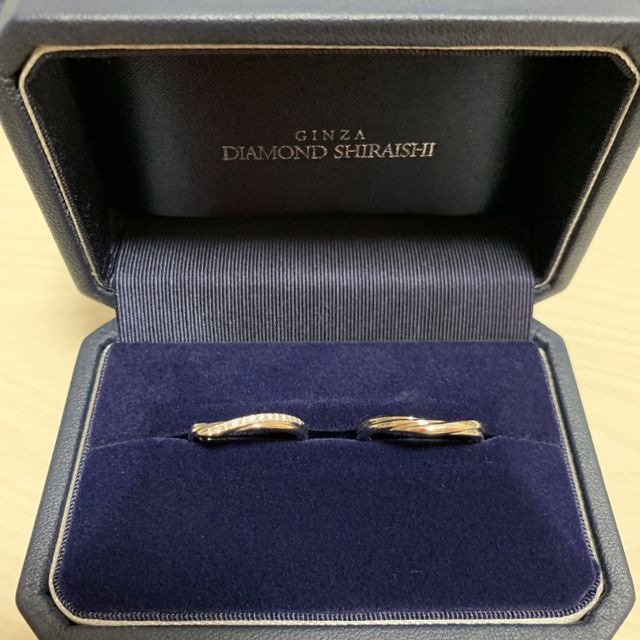 【銀座ダイヤモンドシライシの口コミ】 私も旦那様も指が短く細いのでできるだけ細いデザインを選びました。私が…