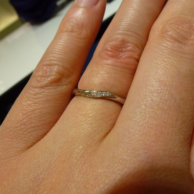 【4℃ BRIDAL(ヨンドシーブライダル)の口コミ】 4℃のプラチナの滑らかな曲線と輝き、メレダイヤモンドの輝きが合わさって…