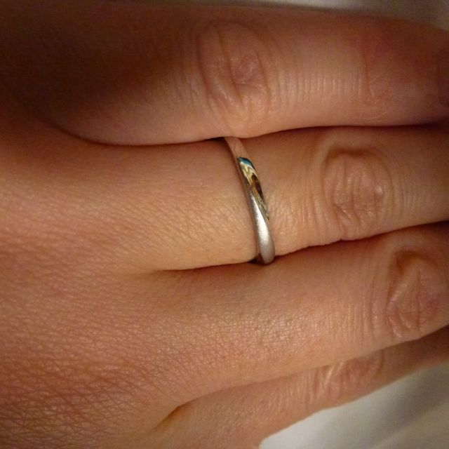 【4℃ BRIDAL(ヨンドシーブライダル)の口コミ】 4℃のアクアニティの中の商品で、やや細身でつけ心地が柔らかく、指輪をつ…