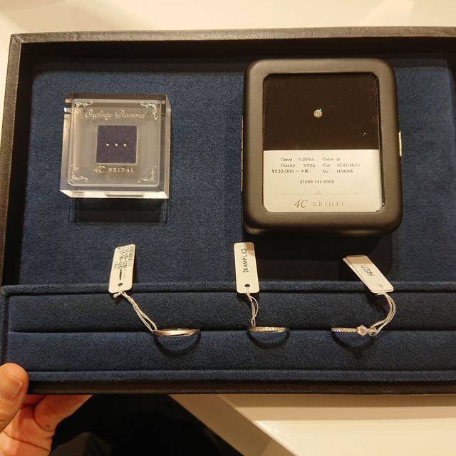 【4℃ BRIDAL(ヨンドシーブライダル)の口コミ】 ダイヤがたくさん入っていて、とてもかわいいデザインだったので決めまし…