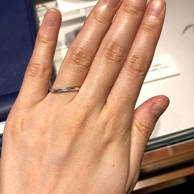 【銀座ダイヤモンドシライシの口コミ】 ウェーブタイプを探していたところ、この指輪を一目見て気に入りました。…