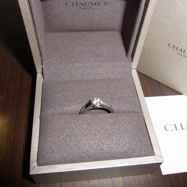 【ショーメ(CHAUMET)の口コミ】 一目で「エンゲージリング」と分かる正統派の立爪タイプで、ダイヤの映え…
