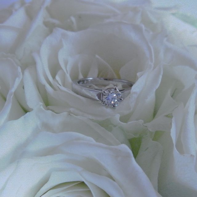 【ショーメ(CHAUMET)の口コミ】 一目で「エンゲージリング」と分かる正統派の立爪タイプで、ダイヤの映え…