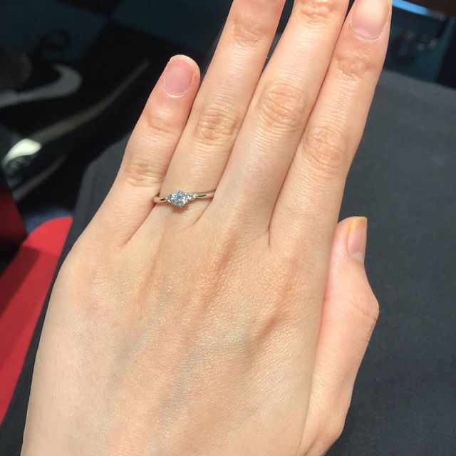 【銀座ダイヤモンドシライシの口コミ】 華奢なデザインの物が自分の指に合っていたので、幾つかご提示いただいた…