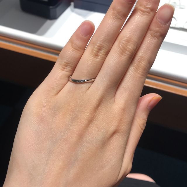 【銀座ダイヤモンドシライシの口コミ】 2人揃って購入しに行きましたが、何個か指輪を試着させていただいた中で、…