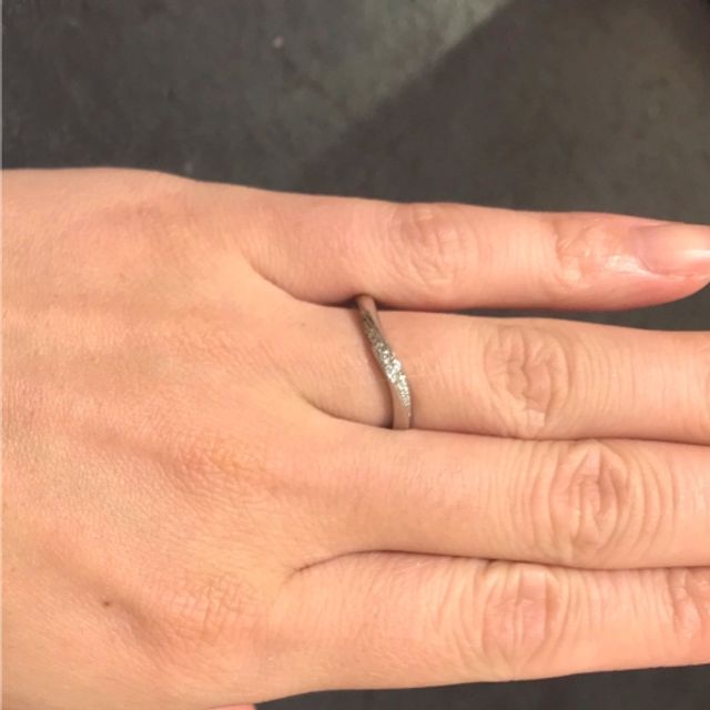 【TRECENTI(トレセンテ)の口コミ】 シンプルなデザインで日常的に着けやすく、ゆるやかなウェーブラインによ…