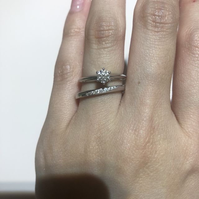 【TRECENTI(トレセンテ)の口コミ】 細めでライン状にキラキラが入っているデザインの指輪を探していてドンピ…