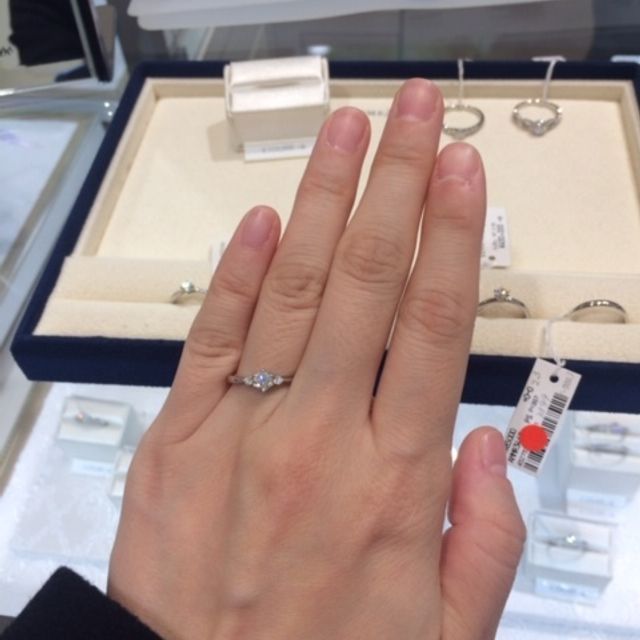 【ヴァンドーム青山(VENDOME AOYAMA)の口コミ】 シンプルなストレートタイプながら、ダイヤに向かって指輪が細くなる作り…