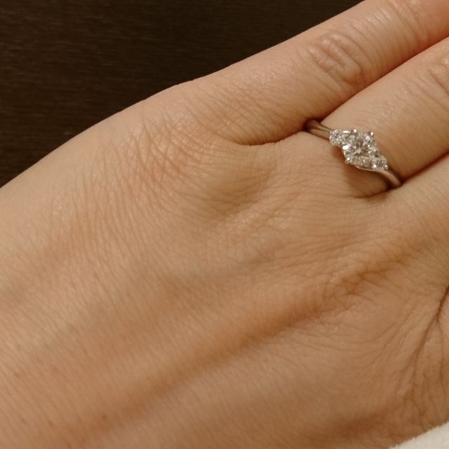 【エクセルコダイヤモンド(EXELCO DIAMOND)の口コミ】 手が小さく指が短いため、カーブのかかった指輪を探していました。
この指…