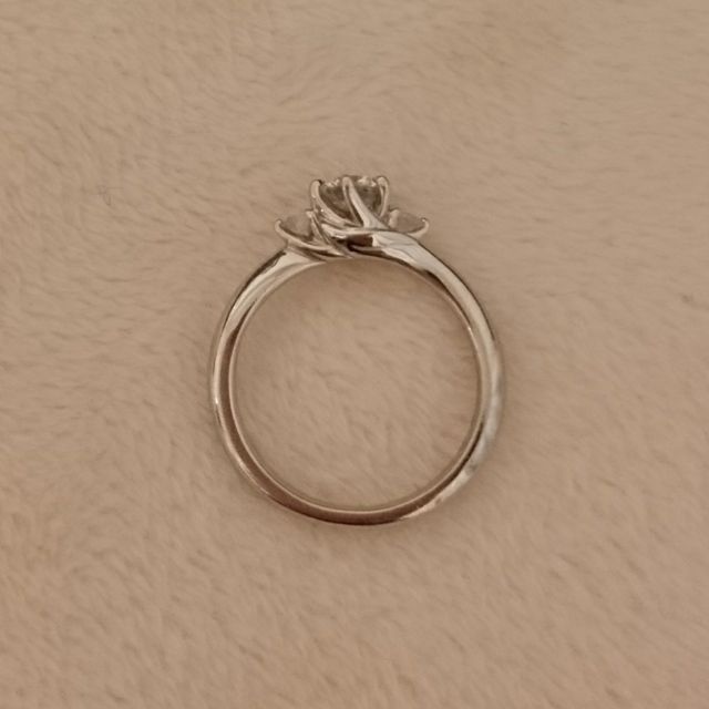 【エクセルコダイヤモンド(EXELCO DIAMOND)の口コミ】 手が小さく指が短いため、カーブのかかった指輪を探していました。
この指…