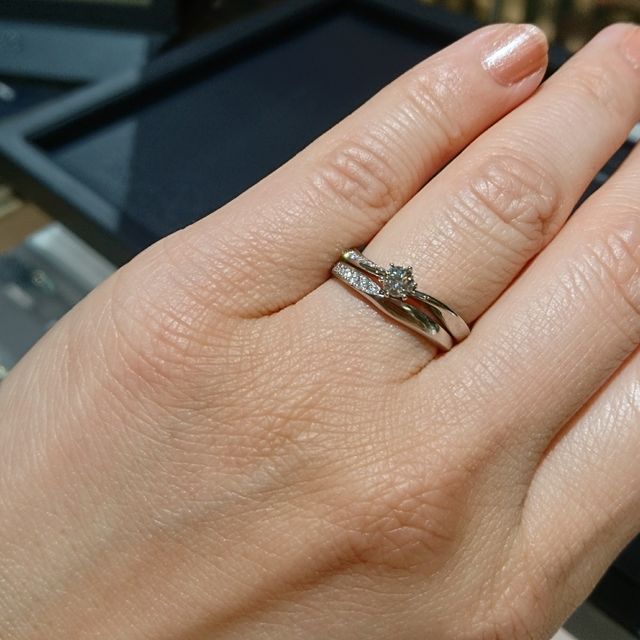 【ROYAL ASSCHER(ロイヤル・アッシャー)の口コミ】 指が短いので、長く見せるような、S字かV字かU字の指輪を探していました。…