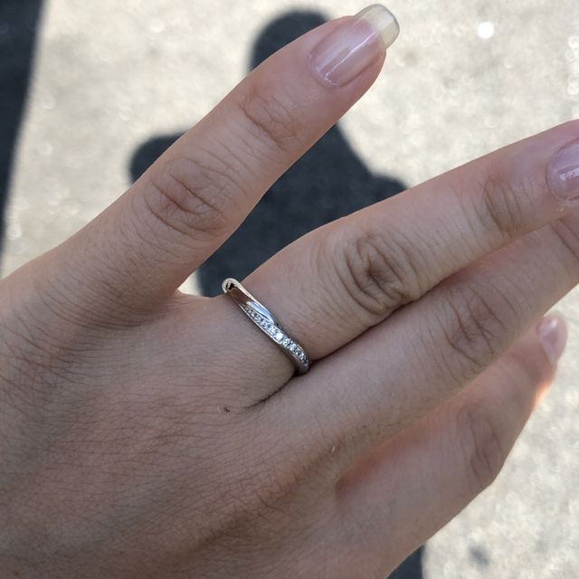 【銀座ダイヤモンドシライシの口コミ】 ダイヤが綺麗なラインで埋め込まれていること、似たような他者のデザイン…