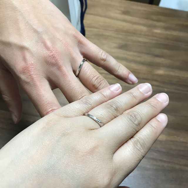 【4℃ BRIDAL(ヨンドシーブライダル)の口コミ】 いくつかのブランドサイトで下調べをしている時に、こちらのデザインが気…