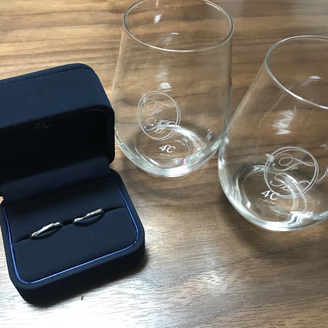 【4℃ BRIDAL(ヨンドシーブライダル)の口コミ】 いくつかのブランドサイトで下調べをしている時に、こちらのデザインが気…