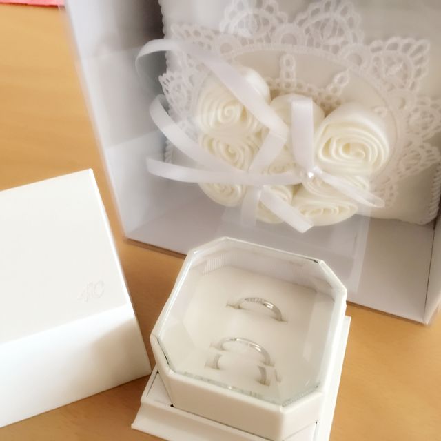 【4℃ BRIDAL(ヨンドシーブライダル)の口コミ】 指輪のデザインは、シンプルで細身の物を探していてると
ウエーブタイプの…