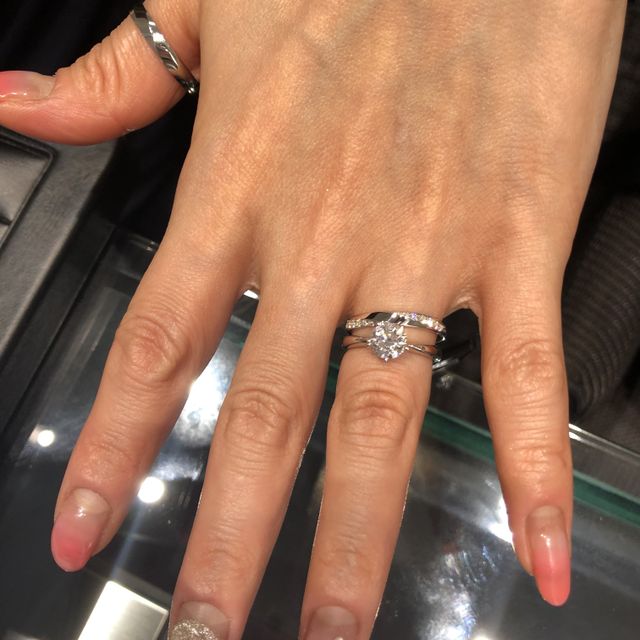 【ラザール ダイヤモンド(LAZARE DIAMOND)の口コミ】 片面にダイヤモンドが散りばめられ、デザインもシャープな印象で、つけ心…