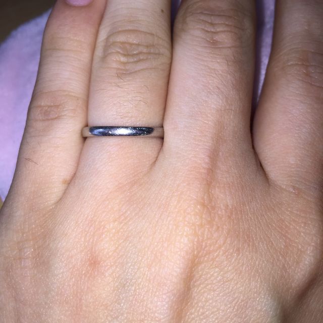 【4℃ BRIDAL(ヨンドシーブライダル)の口コミ】 私は指が短く、ぽっちゃり。主人はごつくて長い指なので、できるだけシン…