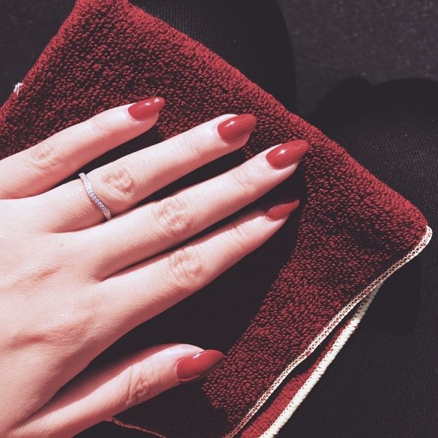 【カルティエ(Cartier)の口コミ】 華奢でゆるやかなV字で、指が細く見えるデザインが気に入りました。表には…