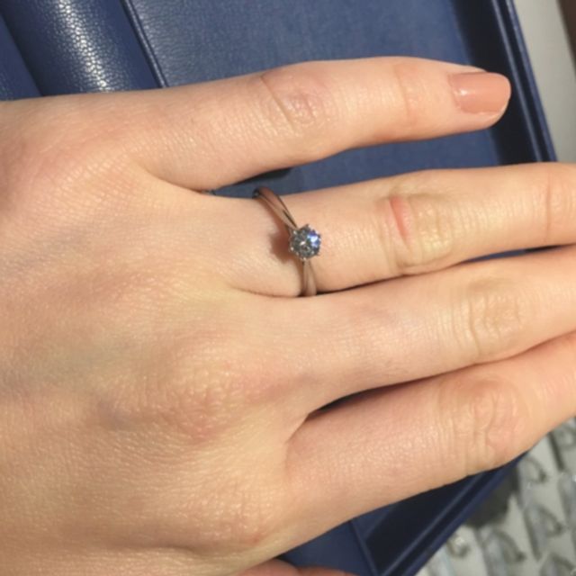 【銀座ダイヤモンドシライシの口コミ】 教会にあるステンドグラスをモチーフにデザインされたリングであり、ダイ…